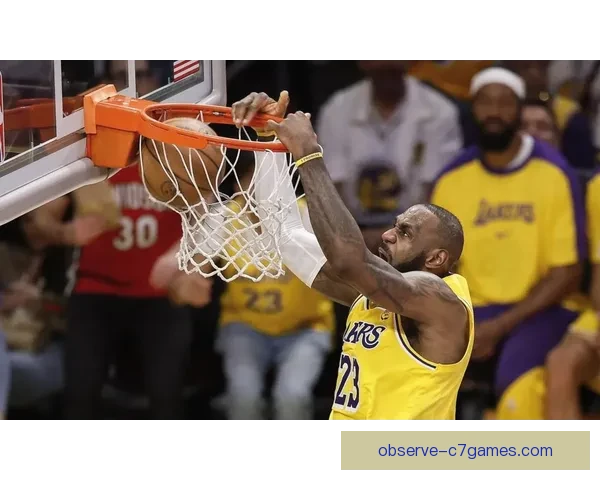 詹姆斯关键时刻再现统治力湖人逆转勇士赢得胜利